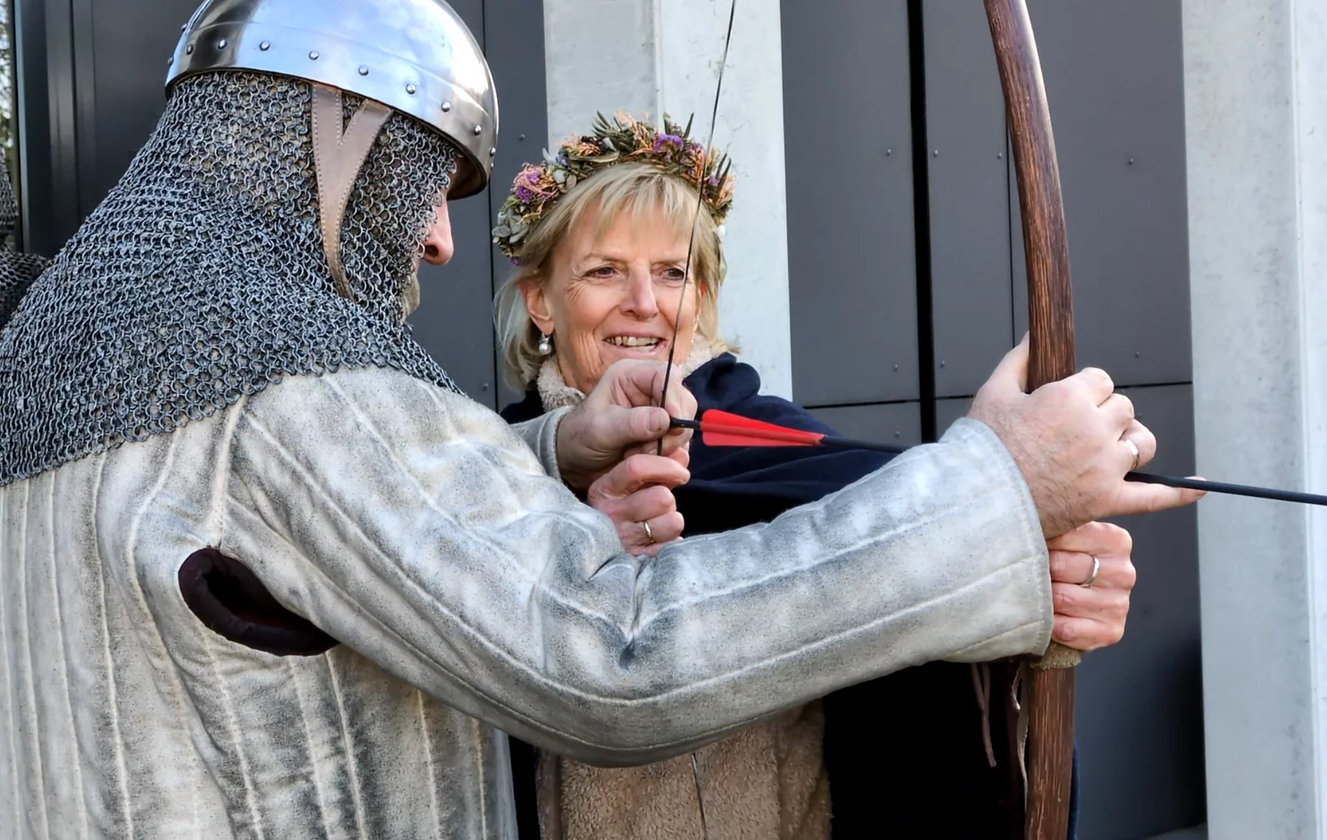 Ein Ritter und ein Burgfräulein beim Bogenschießen.