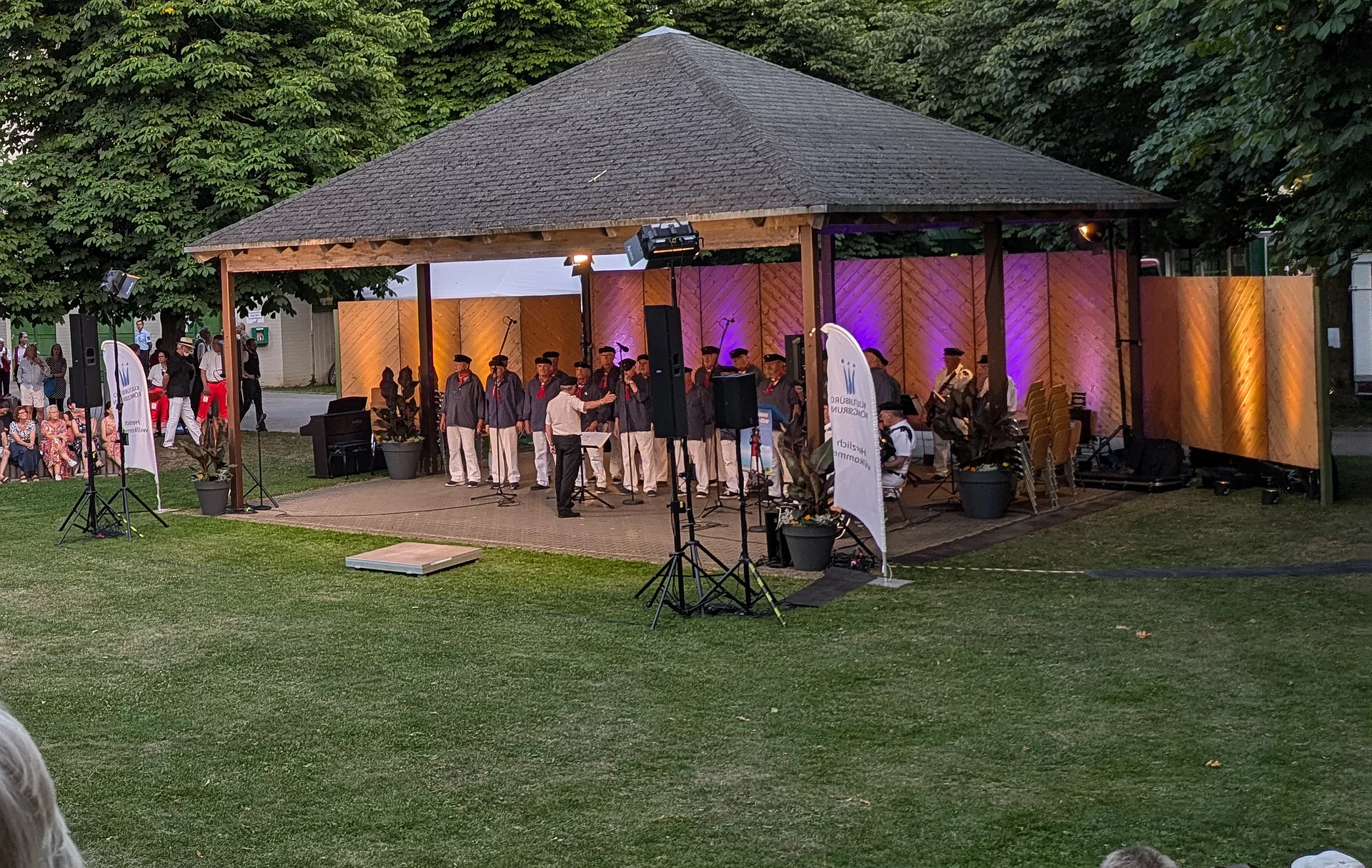 Musikpavillon mit Zuschauerinnen und Zuschauern.