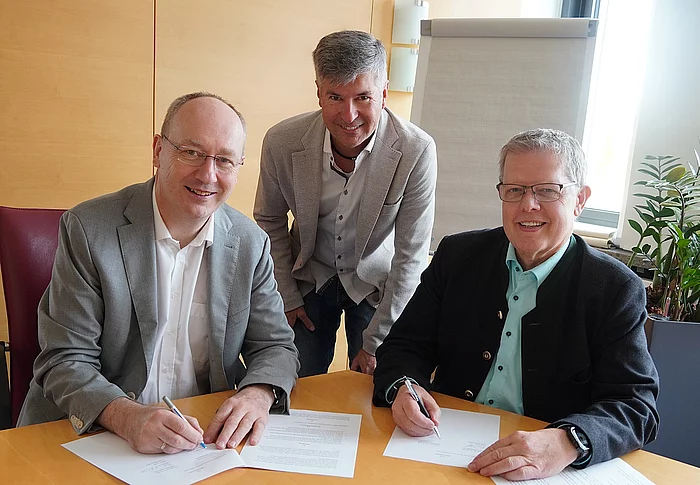Königsbrunns 1. Bürgermeister Franz Feigl, IT-Leiter Manfred Birling und Helmut Luichtl, 1. Bürgermeister der Gemeinde Merching, bei der Vertragsunterschrift. 