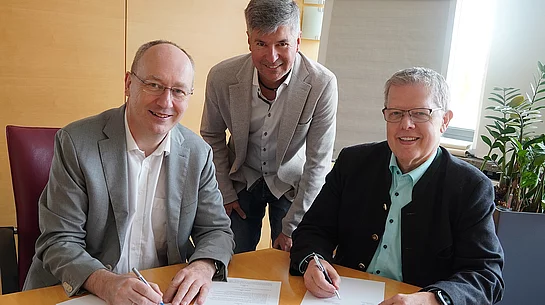 Der Vertrag ist unterschrieben (v. l.): Königsbrunns 1. Bürgermeister Franz Feigl, IT-Leiter Manfred Birling und Helmut Luichtl, 1. Bürgermeister der Gemeinde Merching, haben die IT-Zusammenarbeit vom Schulverband auf die Gemeinde erweitert. Königsbrunns 1. Bürgermeister Franz Feigl, IT-Leiter Manfred Birling und Helmut Luichtl, 1. Bürgermeister der Gemeinde Merching, bei der Vertragsunterschrift.