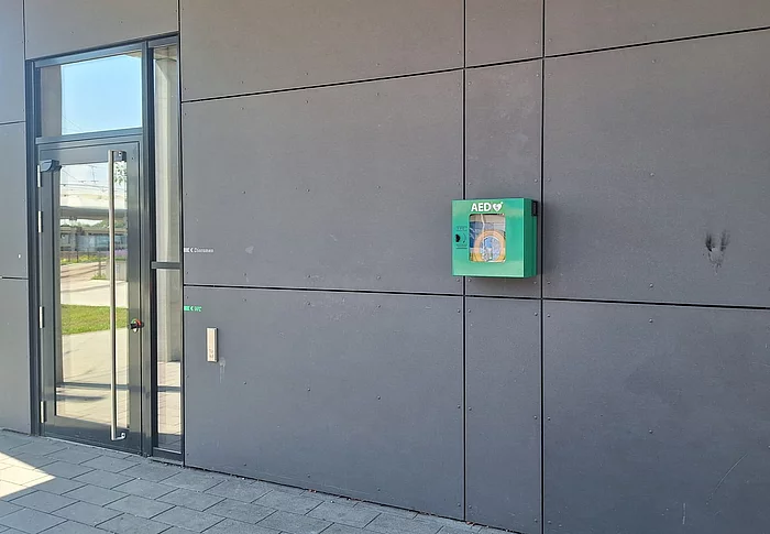 Ein Defibrillator an einer Wand.