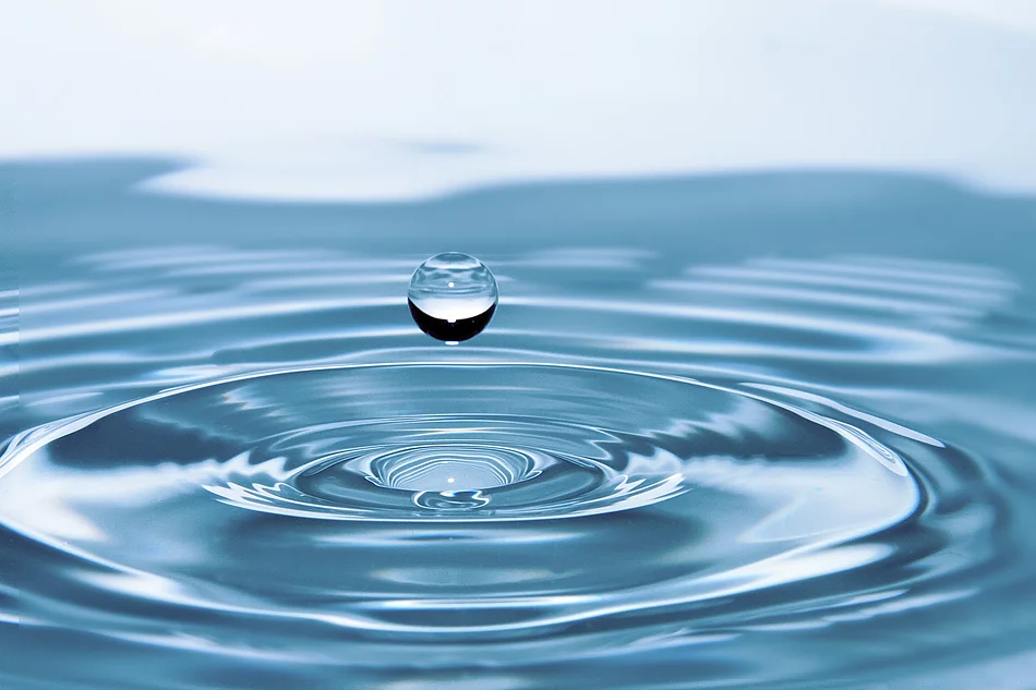 Ein Wassertropfen.