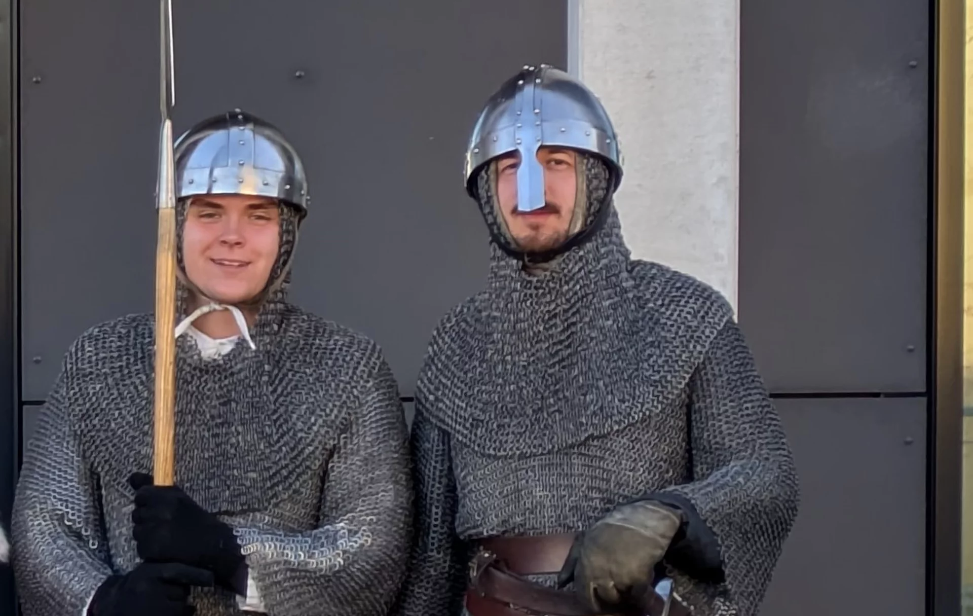 Zwei Ritter in Kettenhemden und Ritterhelmen.