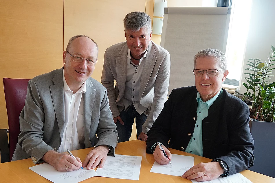 Der Vertrag ist unterschrieben (v. l.): Königsbrunns 1. Bürgermeister Franz Feigl, IT-Leiter Manfred Birling und Helmut Luichtl, 1. Bürgermeister der Gemeinde Merching, haben die IT-Zusammenarbeit vom Schulverband auf die Gemeinde erweitert. Königsbrunns 1. Bürgermeister Franz Feigl, IT-Leiter Manfred Birling und Helmut Luichtl, 1. Bürgermeister der Gemeinde Merching, bei der Vertragsunterschrift.