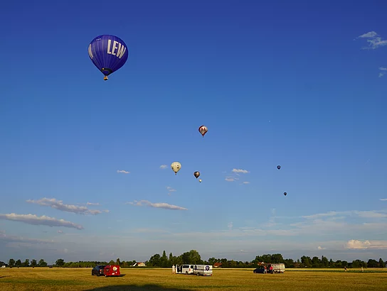 Heißluftballons am blauen Himmel