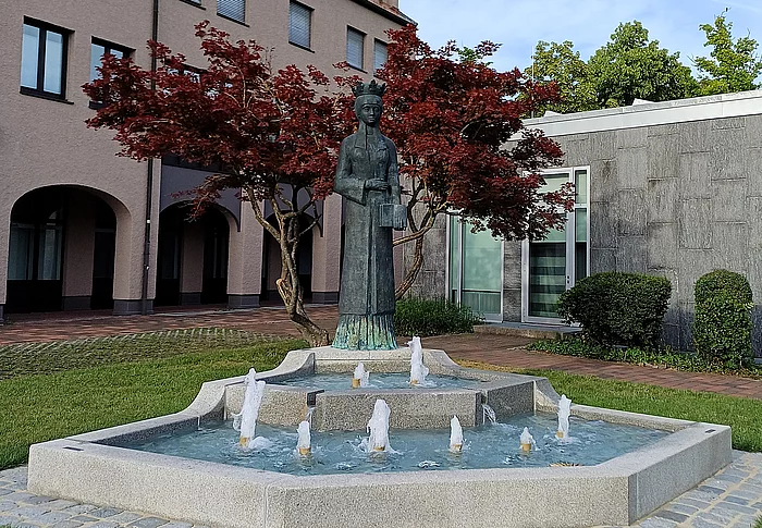 Der sogenannte Königinbrunnen: Oberhalb des Wasserbeckens befindet sich die Skulptur einer Königin. 