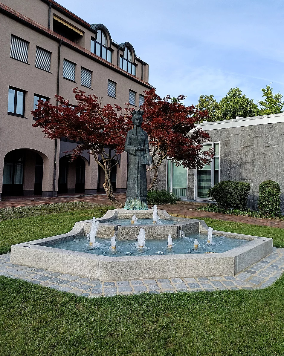 Der sogenannte Königinbrunnen: Oberhalb des Wasserbeckens befindet sich die Skulptur einer Königin. 